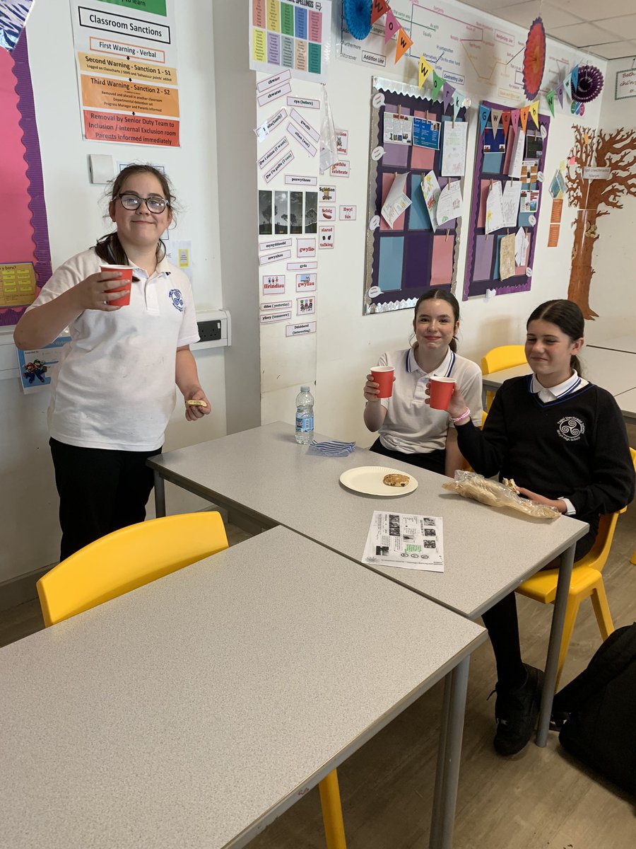 MrsPriceIHS's tweet photo. Da iawn chi. Some of our tocyn iaith winners enjoying their well- deserved sudd oren and pice ar y maen, ( orange juice snd Welsh cakes). We love speaking Welsh at Islwyn High👏👏 https://t.co/jyeCtWvSmv