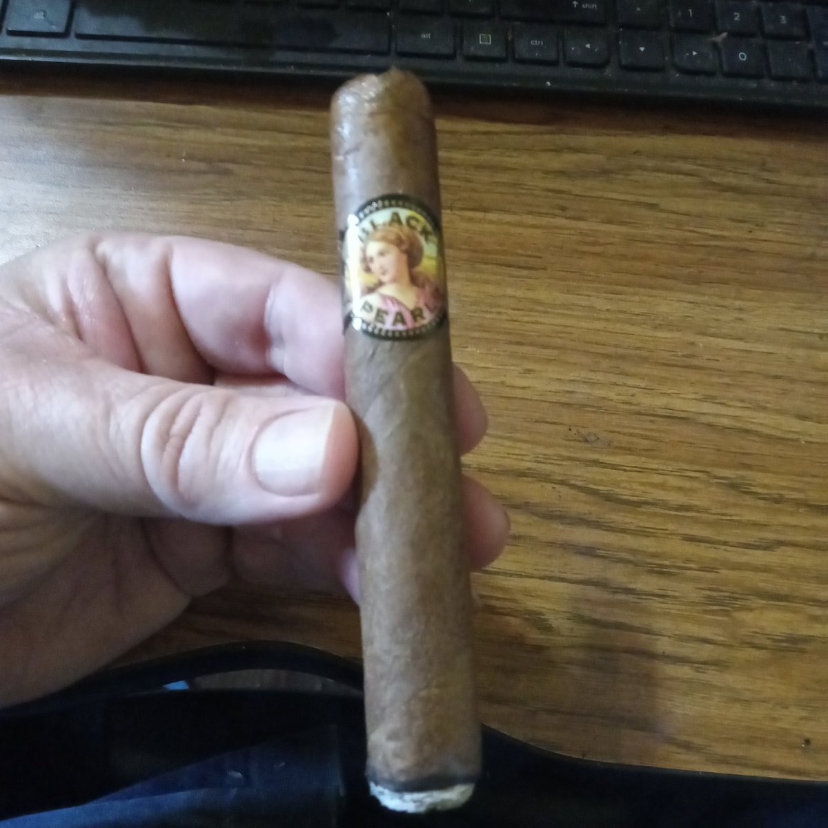 mobarbq's tweet photo. La Perla Habana Black Pearl Morado Robusto. #cigars #africancameroonwrapper🇨🇲 https://t.co/Ve8gIhLL0i