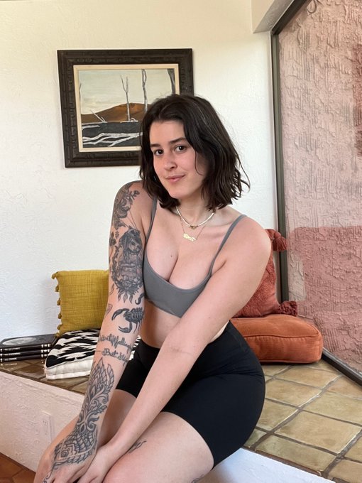 I know you wanna sit on my lap so bad 😇 https://t.co/zfo8cUynx1