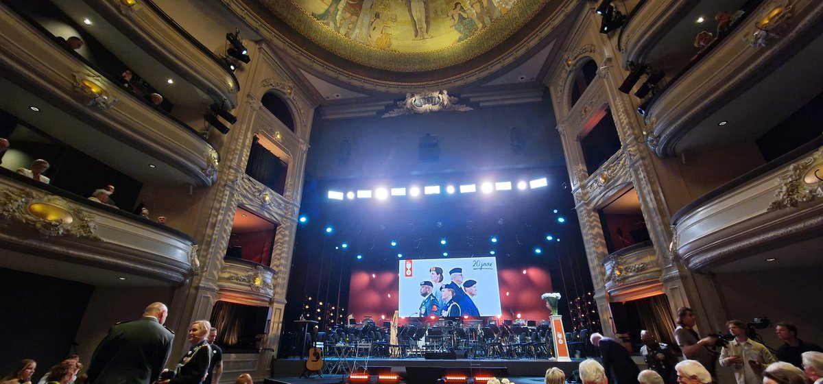 RobAdang's tweet image. 1 dag per jaar draait om de 100.000 veteranen die Nederland telt. Om ze te erkennen en waarderen, maar ook om van ze te leren. Wat een mooie,  indrukwekkende en inspirerende dag! Veel dank aan @NLVeteranendag voor de fantastische organisatie! @Kon_Luchtmacht @Defensie