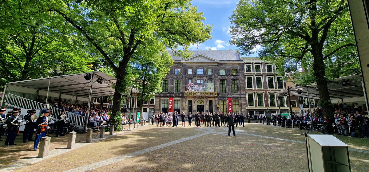 RobAdang's tweet image. 1 dag per jaar draait om de 100.000 veteranen die Nederland telt. Om ze te erkennen en waarderen, maar ook om van ze te leren. Wat een mooie,  indrukwekkende en inspirerende dag! Veel dank aan @NLVeteranendag voor de fantastische organisatie! @Kon_Luchtmacht @Defensie