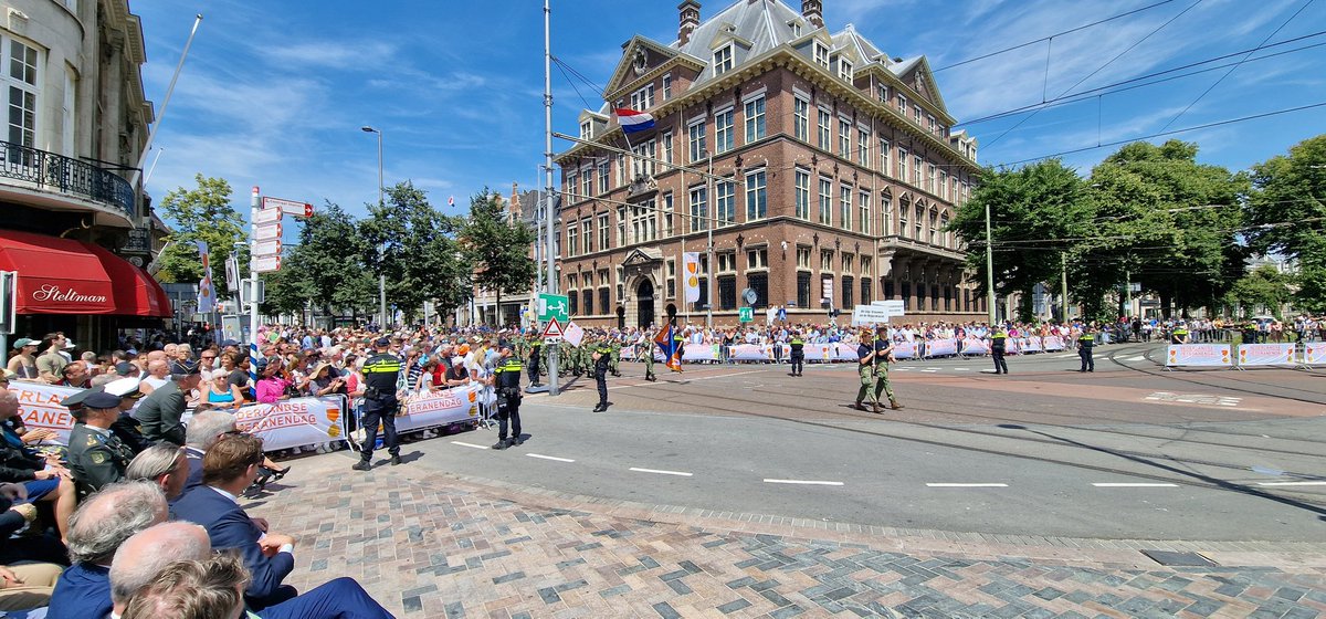 RobAdang's tweet image. 1 dag per jaar draait om de 100.000 veteranen die Nederland telt. Om ze te erkennen en waarderen, maar ook om van ze te leren. Wat een mooie,  indrukwekkende en inspirerende dag! Veel dank aan @NLVeteranendag voor de fantastische organisatie! @Kon_Luchtmacht @Defensie
