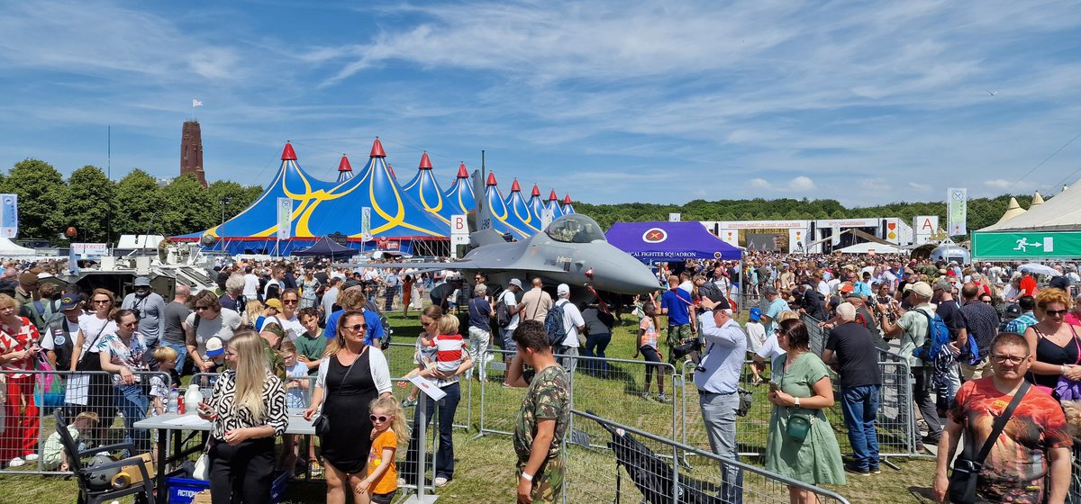 RobAdang's tweet image. 1 dag per jaar draait om de 100.000 veteranen die Nederland telt. Om ze te erkennen en waarderen, maar ook om van ze te leren. Wat een mooie,  indrukwekkende en inspirerende dag! Veel dank aan @NLVeteranendag voor de fantastische organisatie! @Kon_Luchtmacht @Defensie