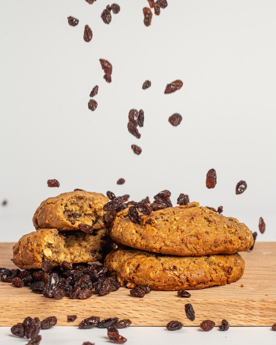 TryBangCookies's tweet photo. Raisins were 100% harmed during our latest photoshoot... Did you know? Oatmeal raisin cookies can give you 20% of your daily fiber! Plus, they're so delicious, it's like raisins are falling from the sky just to be part of the magic. 🍇✨ #HealthyTreats #CookieFacts https://t.co/MewHFKD5kP