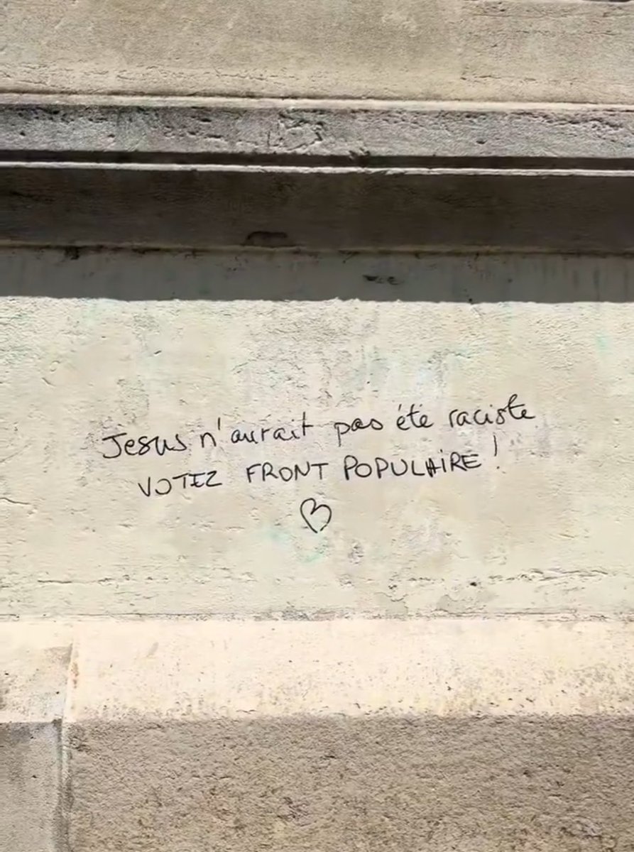 viachrist_'s tweet photo. 🇫🇷 | Dans le 11ème arrondissement de Paris, l’église Saint-Ambroise a été taguée par des militants du Nouveau Front Populaire : 

« Jésus vote Front Populaire », « Jésus n’aurait pas été raciste » ou encore « Nouveau Front Populaire : amen ! ». (Via Tiktok : leguidedeparis) https://t.co/DWDTPuU9Ou