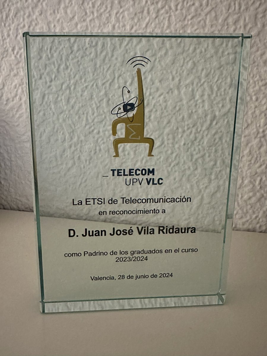 juanjosevila's tweet photo. Ayer fue un día lleno de emociones en el que tuve el honor de ser el Padrino de la promoción del #GDTM de la @TelecoUPV , grado que dirige mi gran amigo @gramospei. https://t.co/87mCWZl2vX