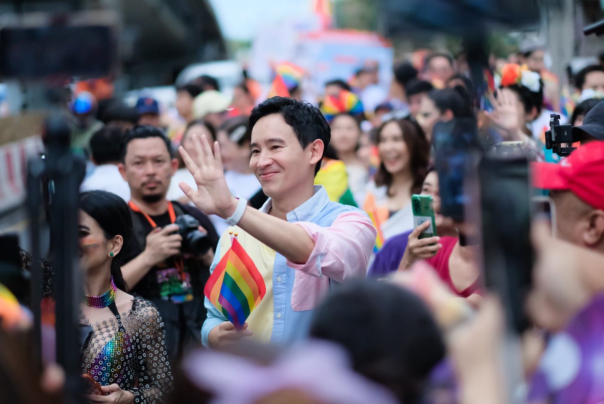 fffonnn_fn's tweet photo. เป็นขบวนที่สดใสมากสุดดดดดด ทั้งสองข้างทางมีคนทักทายตลอดเลยยยยย🧡

#พิธา #พิธาลิ้มเจริญรัตน์ #ThailandPride2024 https://t.co/FtpXP7CJF5
