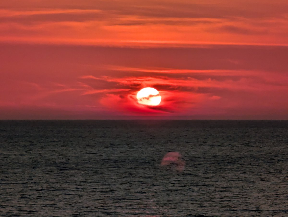 raidako3D's tweet photo. ふと夕日を見にぶらっと海沿いドライブしてきたけどスマホカメラでも結構きれいに撮れるもんだ https://t.co/nHohE0H0gR