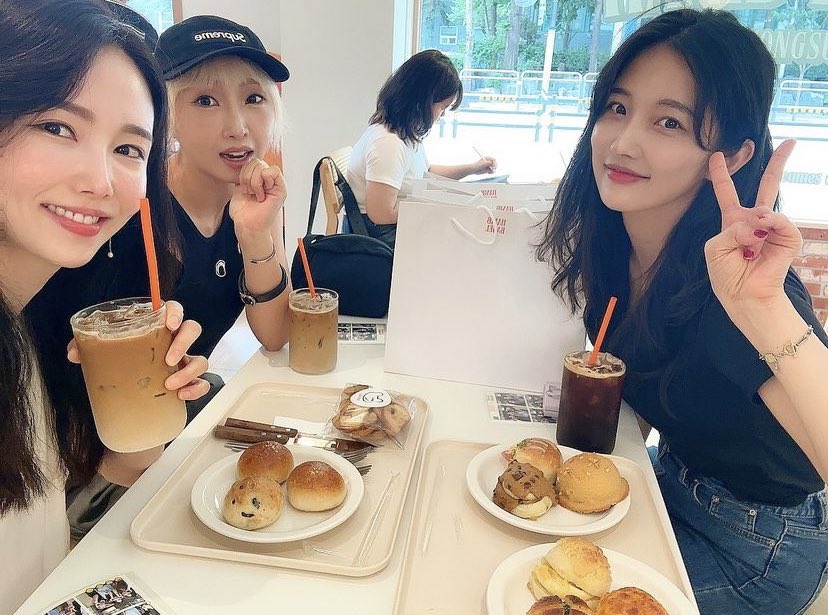 tracesof4minute's tweet photo. 4Minute x 2NE1 crumbs https://t.co/jd1VdXCZjH