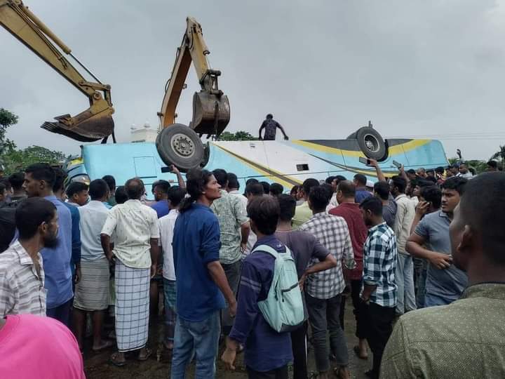 চট্টগ্রামের সীতাকুণ্ডে বাস নিয়ন্ত্রণ হারিয়ে উল্টে নিহত ১, আহত ১৫