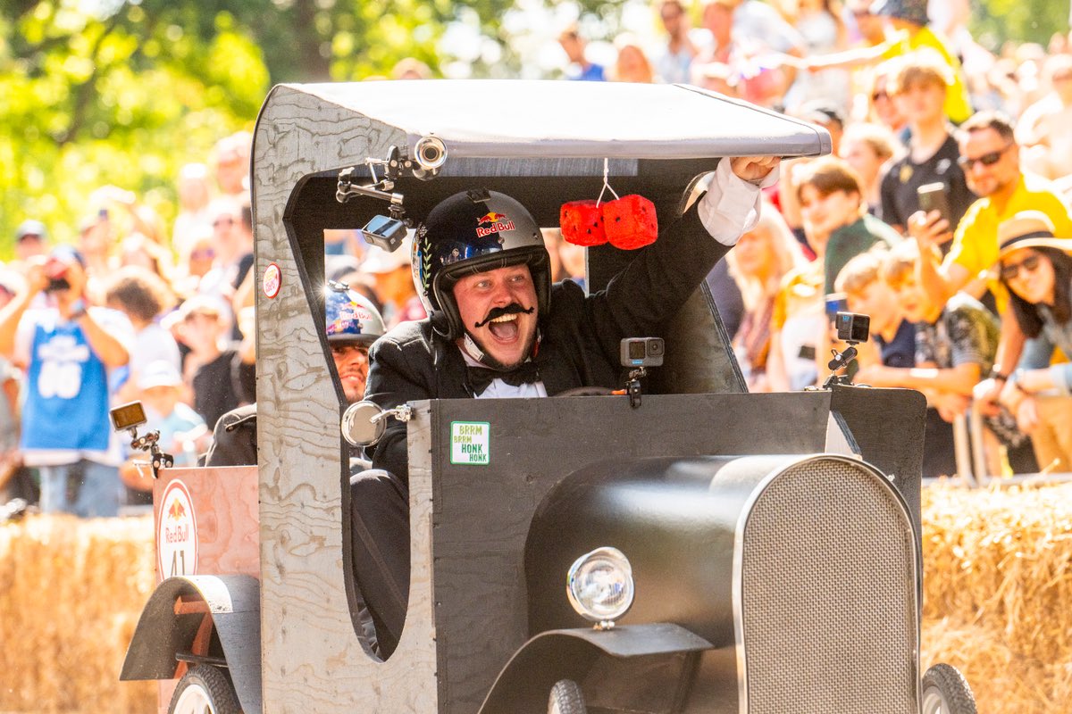 Konstantin tweet media