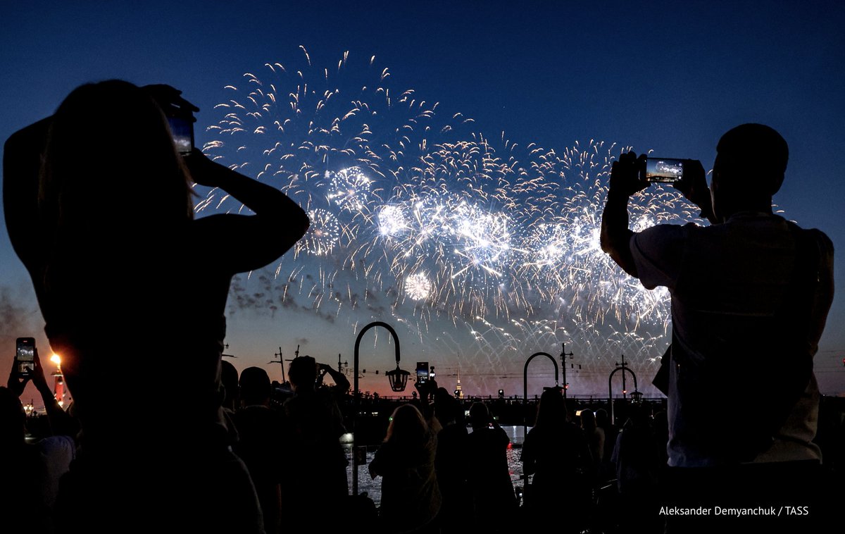 Russia's tweet photo. 🔺 It's #ScarletSails time!
🌟 On 28 June 2024, per an annual tradition, Russia's St. Petersburg hosted a spectacular tribute to the schoolkids' graduation.
Fireworks, light show & sailing ships against the backdrop of a classical urban landscape. https://t.co/Z6Hordtwdh