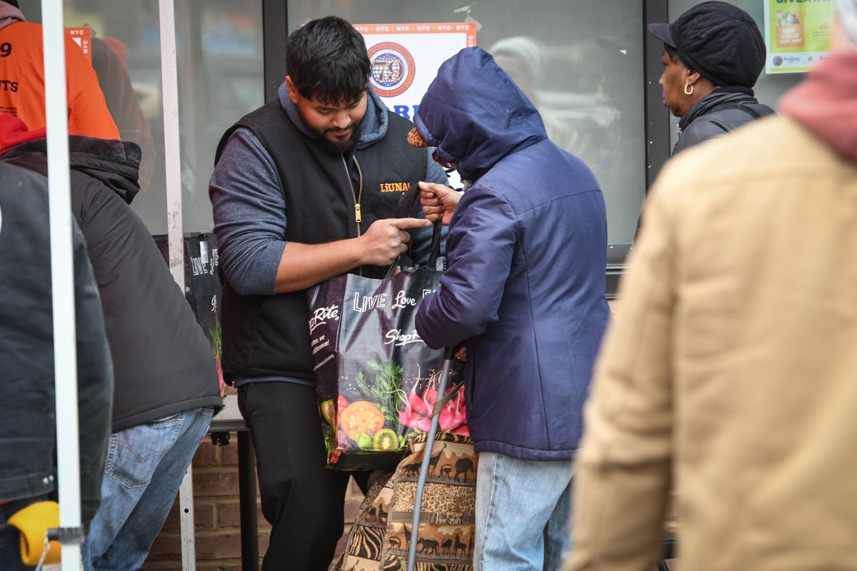 LIUNA's tweet photo. Spreading solidarity beyond the jobsite and into our communities! #Laborers proudly pitch in at food drives and community events, making a difference one bag at a time. #LIUNACares https://t.co/i5YhA0zjZc