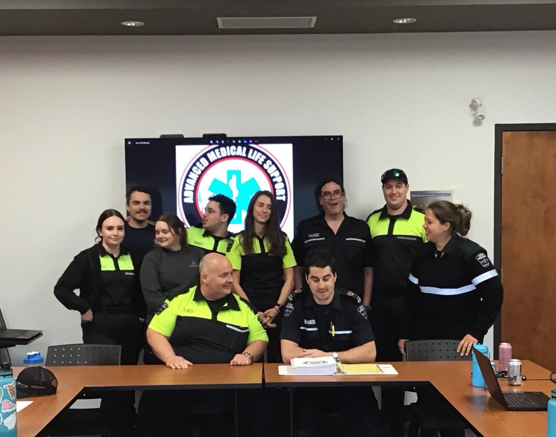 Des paramédics, investis dans leur mission préhospitalière et désirant améliorer leurs connaissances, ont participé de manière volontaire à une formation en soins médicaux avancés (AMLS).

La motivation des paramédics d'offrir de meilleurs soins à leur communauté est indéniable!