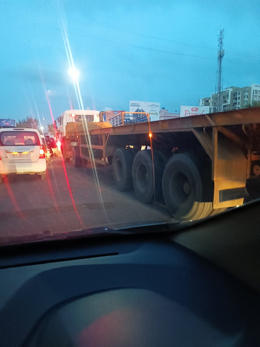 ImKundan55's tweet photo. @PuneCityTraffic why these heavy vehicles moving on nagar road in evening time? Blocking entire traffic https://t.co/L6TRxi9PYb