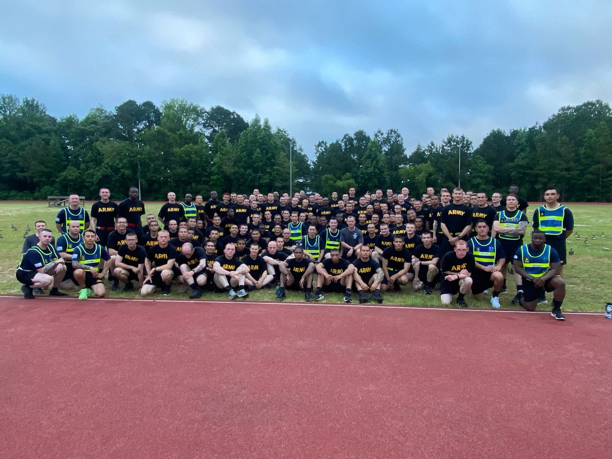 curtisbuzzard's tweet image. It’s always fun to do PT with our trainees … just starting their journey. Thanks to D/2-29 Infantry for a smoker workout Friday and the chance to recognize some excellent Soldiers and Drill Sergeants! @MCoEFortMoore #BeMoore