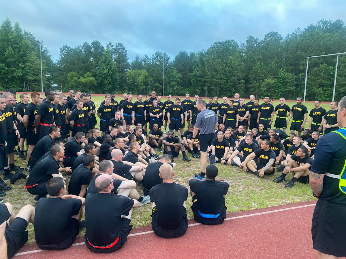 curtisbuzzard's tweet image. It’s always fun to do PT with our trainees … just starting their journey. Thanks to D/2-29 Infantry for a smoker workout Friday and the chance to recognize some excellent Soldiers and Drill Sergeants! @MCoEFortMoore #BeMoore
