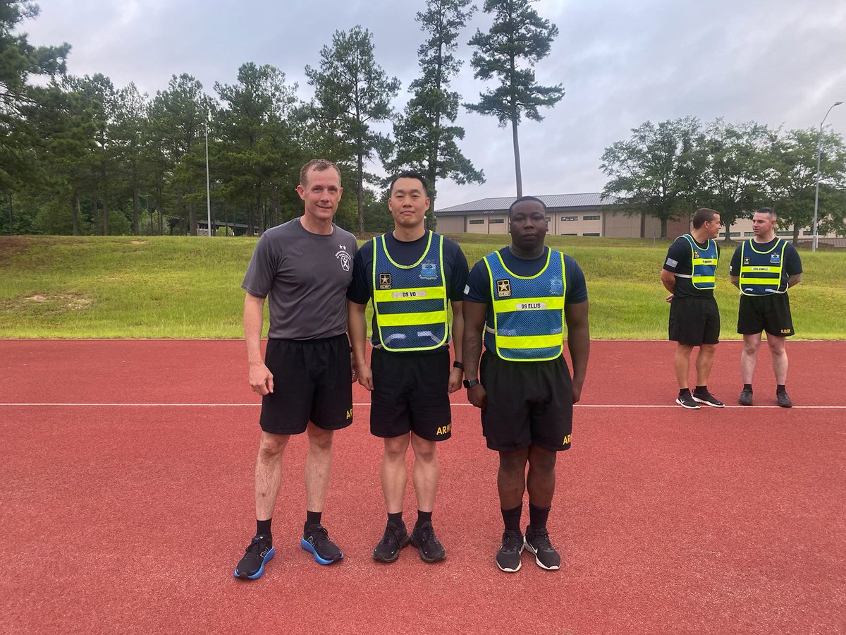 curtisbuzzard's tweet image. It’s always fun to do PT with our trainees … just starting their journey. Thanks to D/2-29 Infantry for a smoker workout Friday and the chance to recognize some excellent Soldiers and Drill Sergeants! @MCoEFortMoore #BeMoore