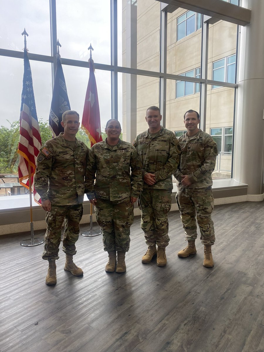 curtisbuzzard's tweet image. Thanks to COL JT Taylor, our hospital commander, for a chance to stop by and recognize excellence! Just a few of those outstanding Soldiers and Civilians! @MCoEFortMoore #BeMoore