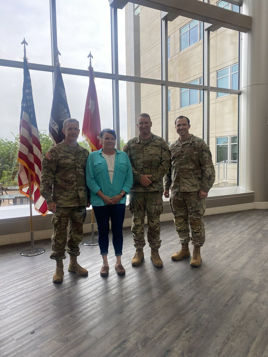 curtisbuzzard's tweet image. Thanks to COL JT Taylor, our hospital commander, for a chance to stop by and recognize excellence! Just a few of those outstanding Soldiers and Civilians! @MCoEFortMoore #BeMoore