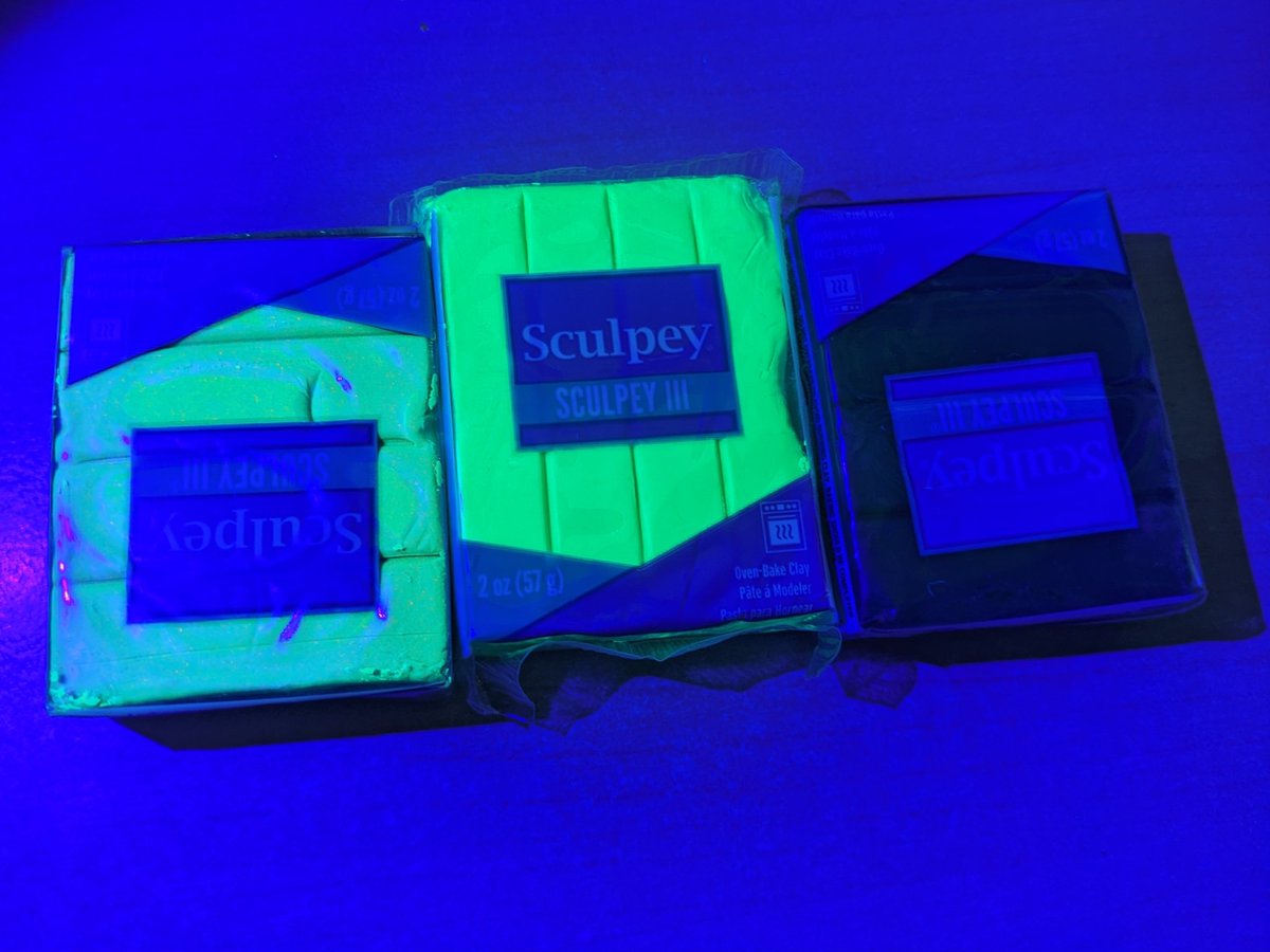 quest_he's tweet photo. 🙀💚💚💙 i live!!! was not expecting leafy green to glow #neon #sculpey https://t.co/52HOGqBqMj