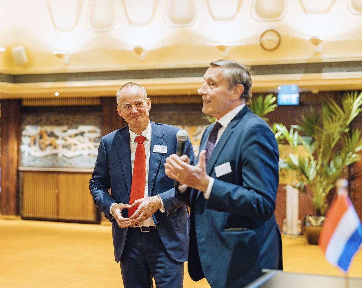 NLinDeutschland's tweet photo. Lobende Worte von der Deutsch-Niederländischen Handelskammer #DNHK für 🇳🇱Botschafter Ronald van Roeden und seinen 🇩🇪 Kollegen Cyrill Nunn, die beide verabschiedet wurden.
#DeutschlandinNL
foto’s: Emiro Smolders https://t.co/NfSIA5NB12