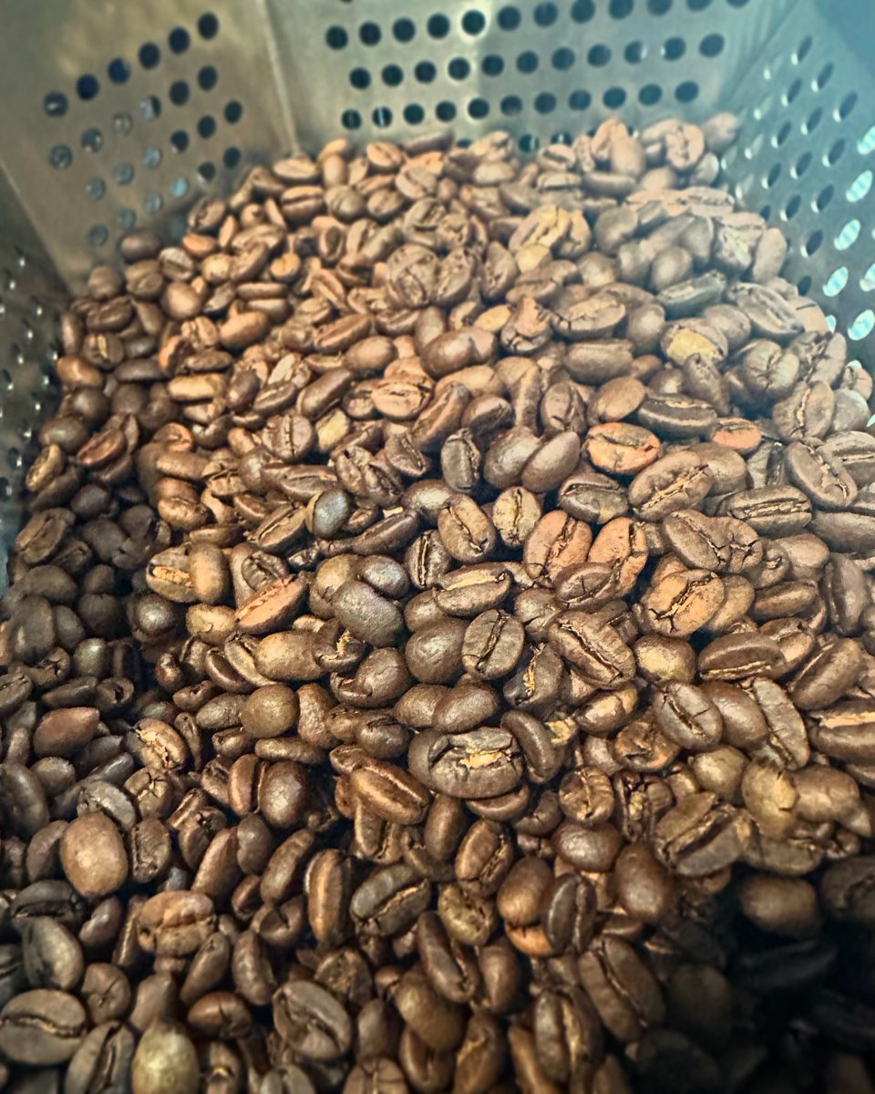 SelfRezCoffeeCo's tweet photo. ☕️ Nothing beats the smell of freshly roasted coffee in the morning! Also nothing beats drinking freshly roasted coffee! That’s why you should order yourself some Life Line today and why you should choose us for your coffee needs! 😎#coffee #coffeeholic #roasting #coffeeroasting https://t.co/1htkg99dn3