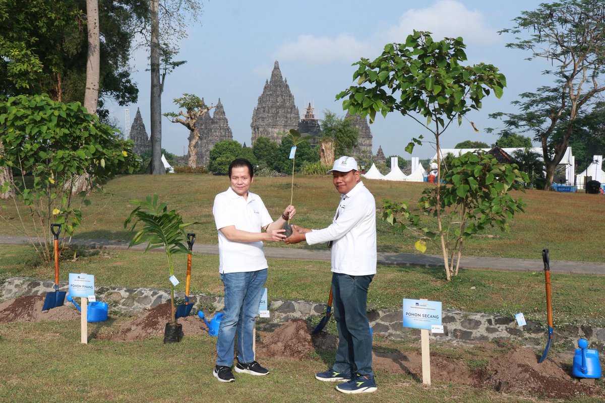 enqjun's tweet photo. AXA Mandiri manggelar kegiatan Penanaman 200 bibit pohon di Candi Prambanan yang bertujuan untuk memitigasi dampak perubahan iklim dan meraih netral emisi karbon di tahun 2060.

@AXA_Mandiri https://t.co/cDqyHf9ej6