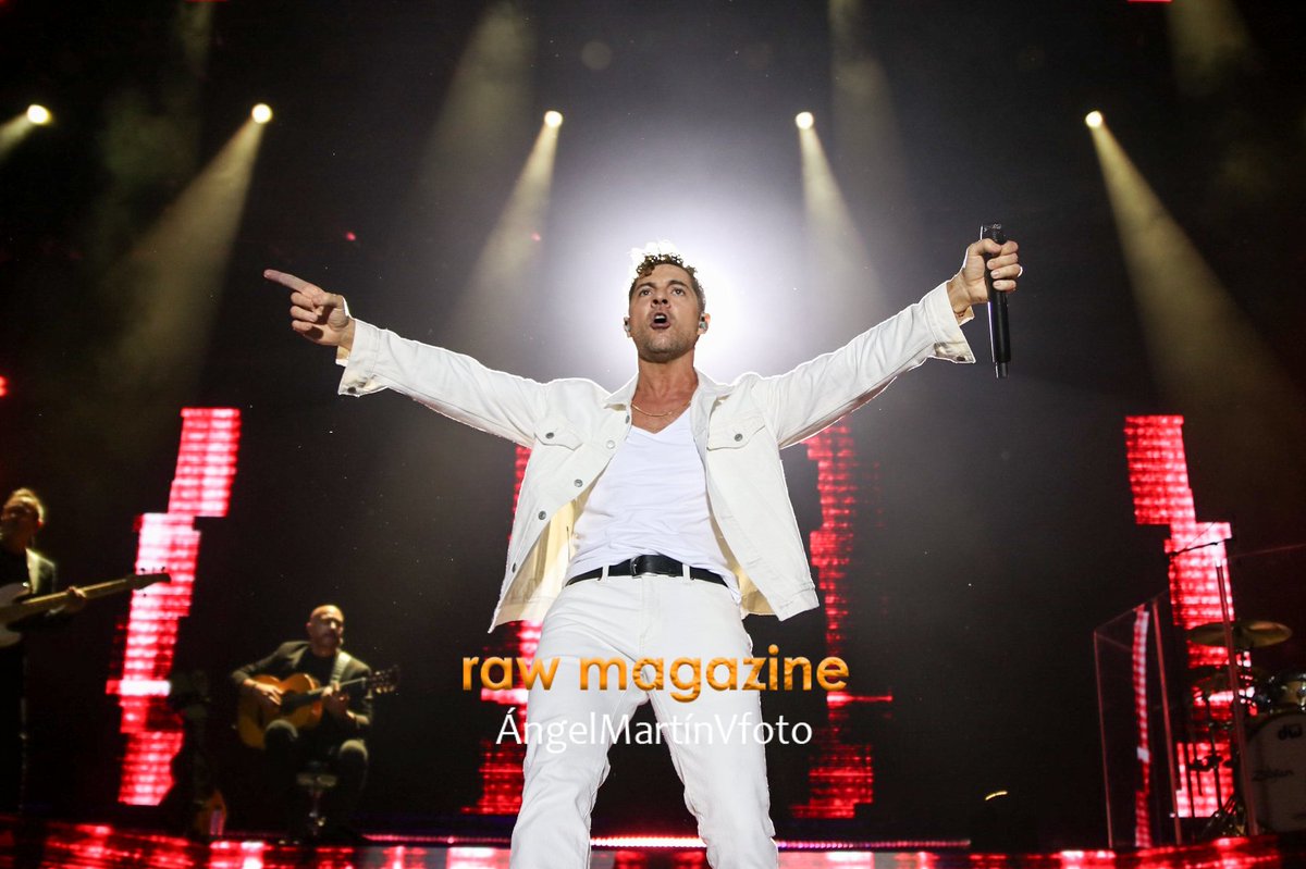 David Bisbal (<a href="/davidbisbal/">davidbisbal</a>) en el concierto de Sevilla (2). 

📷 <a href="/angelmartin_ph/">Ángel Martín</a>