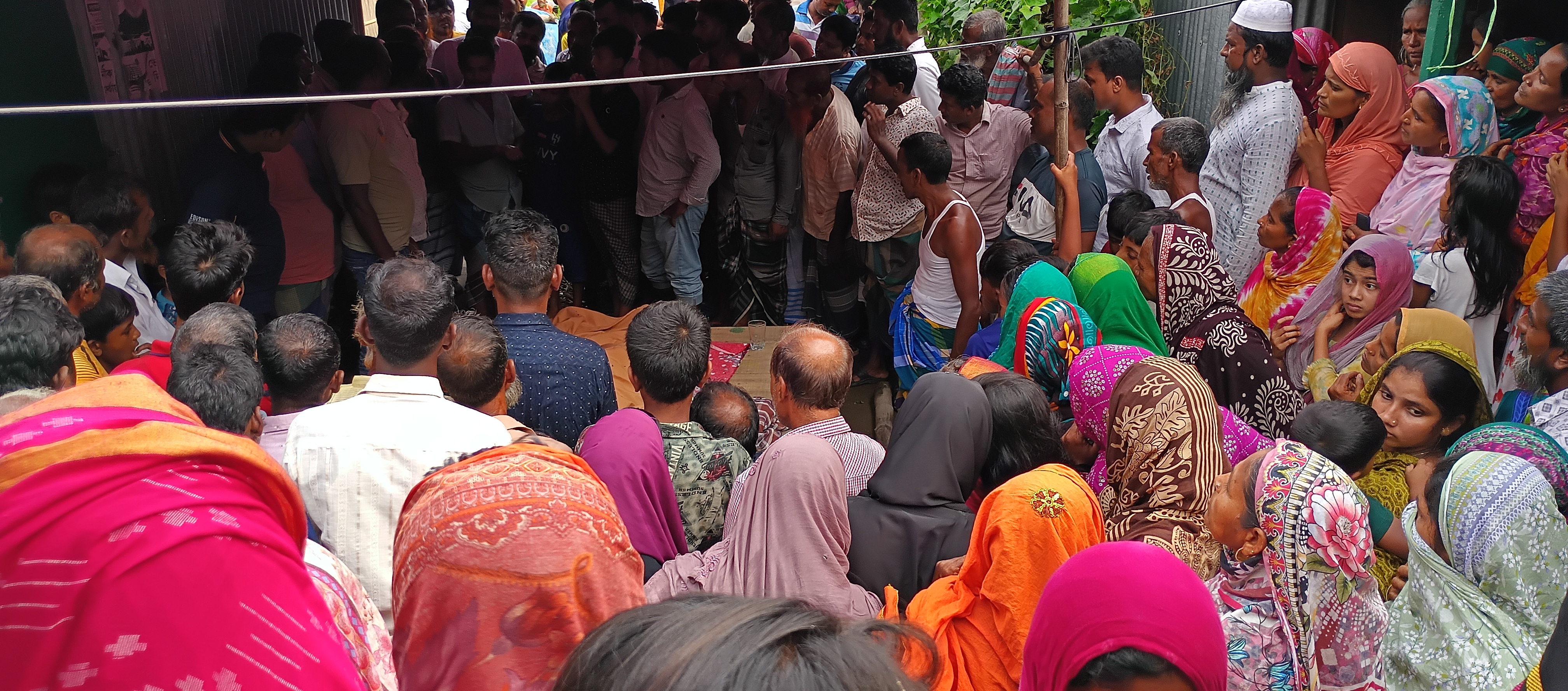 দাফন বন্ধ করে সাপে কাটা মৃত ব্যক্তিকে জীবিত করতে ওঝার ব্যাপক আয়োজন