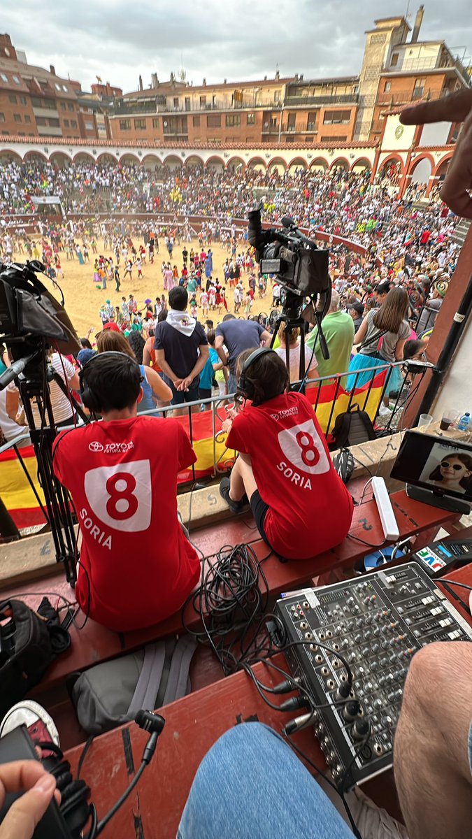 alberpalaz's tweet photo. De ayer. Comentando el Viernes de Toros en @la8soria bajo el capote de @Rekio90. Qué extraordinaria experiencia. https://t.co/qqGiQb6hmR