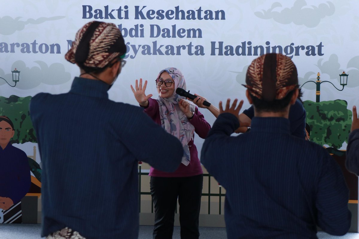 pNijiro's tweet photo. AXA Mandiri bekerja sama dengan Alzheimer’s Indonesia (ALZI) memberikan edukasi tentang Alzheimer dan dimensia ke Abdi Dalam Keraton Yogyakarta di antaranya lewat senam otak, Sabtu (29/6/2024).

@AXA_Mandiri #axamandiri https://t.co/D5EBbb0cSA