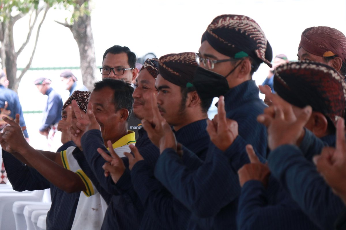 pNijiro's tweet photo. AXA Mandiri bekerja sama dengan Alzheimer’s Indonesia (ALZI) memberikan edukasi tentang Alzheimer dan dimensia ke Abdi Dalam Keraton Yogyakarta di antaranya lewat senam otak, Sabtu (29/6/2024).

@AXA_Mandiri #axamandiri https://t.co/D5EBbb0cSA