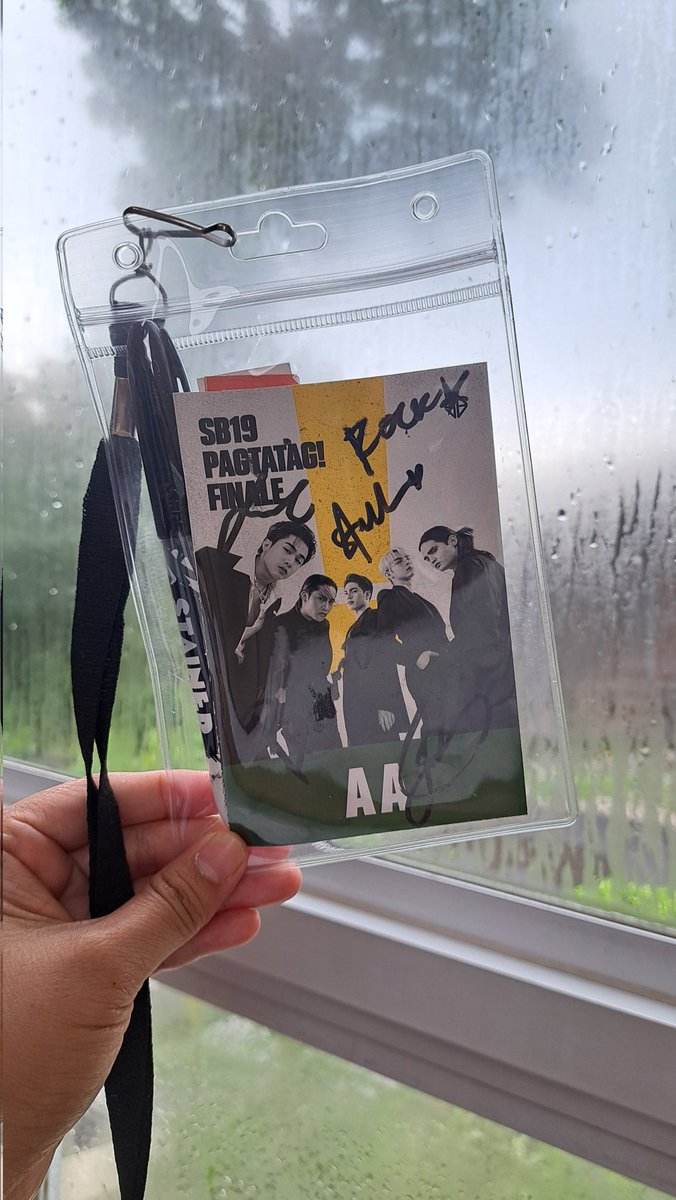 Maemerloo's tweet photo. My heaarrtt! Signed by all members 😭

Salamat sa buhay mo @machikreuk 🫶🏽

Mahalima palagi 💙 @SB19Official 
#SB19 https://t.co/qIv2PI6QFn