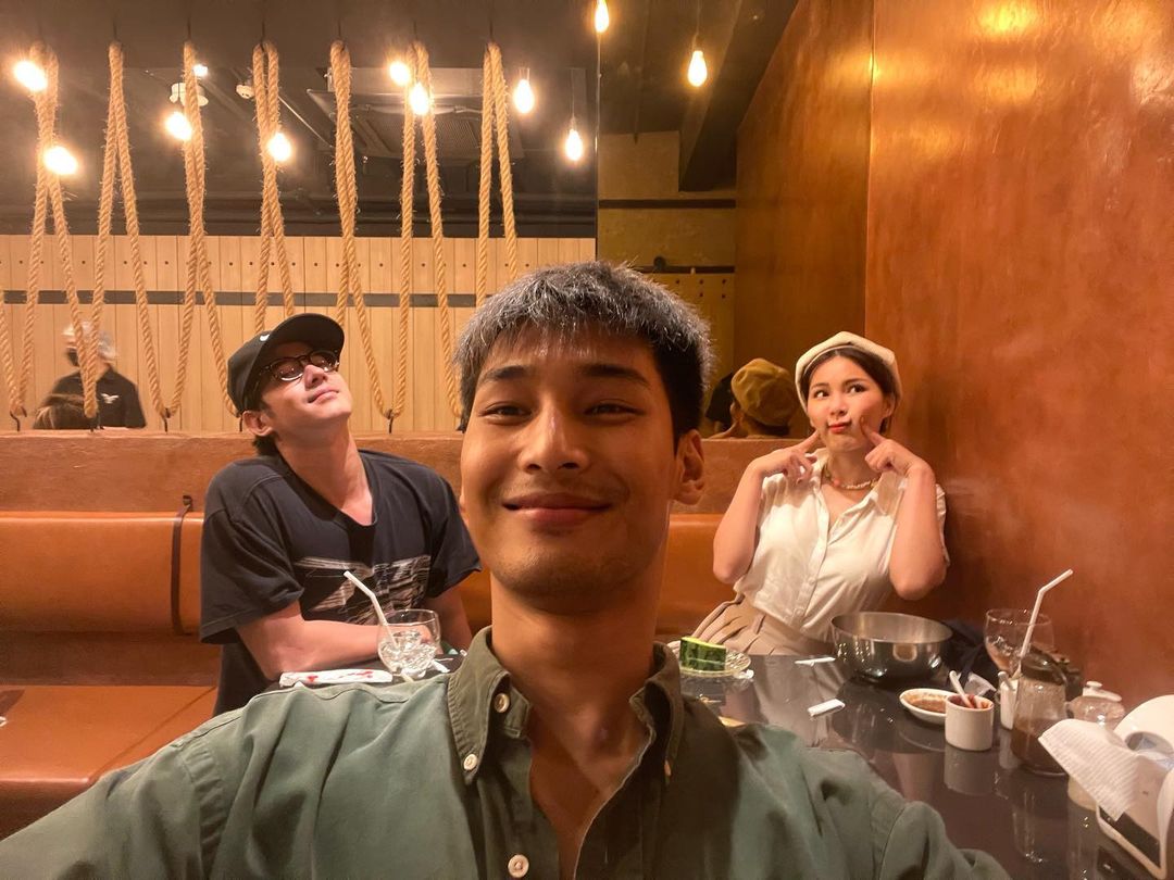 ApoSoQ's tweet image. 💛 💜

#ApoNattawin
#apocolleagues

Cr. IG @ apo555