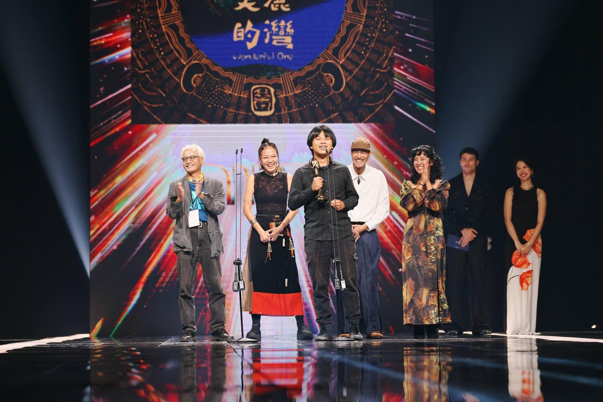 GoldenMelody's tweet photo. 《 演奏類最佳專輯獎 》

美麗的灣／好有感覺音樂事業有限公司﹙演奏者：邱群、黃緊雋、達卡鬧、黃威、黃韻叡、黃煜程、胡哲睿、曹昌玄、盧品穎﹚

「我覺得在台灣，獨立電子、獨立的派對是很小眾的東西，但是我覺得我們會越來越好，謝謝大家，祝福我們都有一個美好的夜晚。」

#金曲35
#GMA35 https://t.co/798ZqEGchX