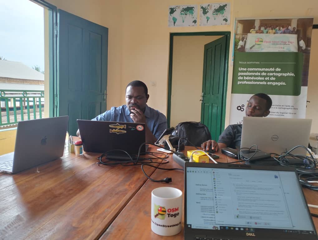 Hello #Tgtwittos ,grand merci🙏à <a href="/TomTom/">TomTom</a>  pour le généreux don de laptops à la communauté <a href="/OSMTogo/">OpenStreetMap Togo</a>  Votre soutien renforce notre engagement à démocratiser la cartographie libre #OSM et à améliorer la couverture de la donnée #OSM sur le Togo🌍Ensemble, nous faisons la différence😊