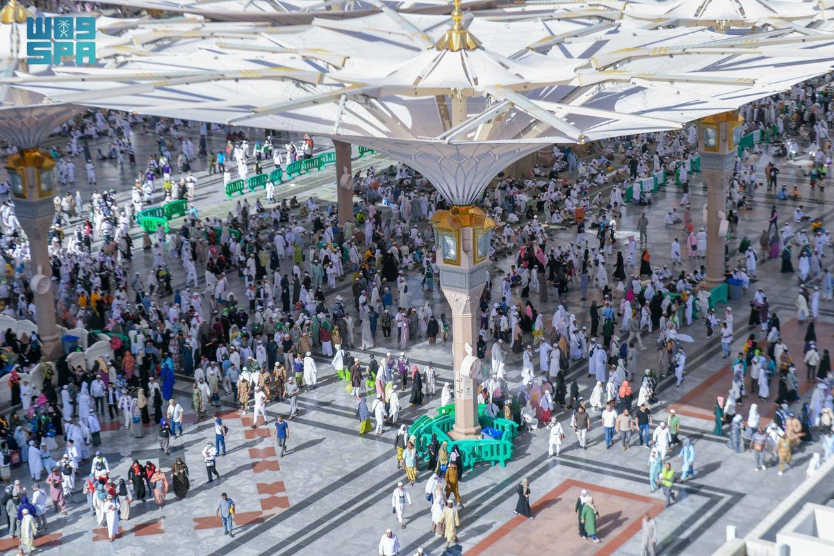 تزامنًا مع اشتداد الحر..

 توفير ٢٥٠ مضلة و ٤٣٦ مروحة رذاذ لتلطيف الأجواء في ساحات المسجد النبوي.

-