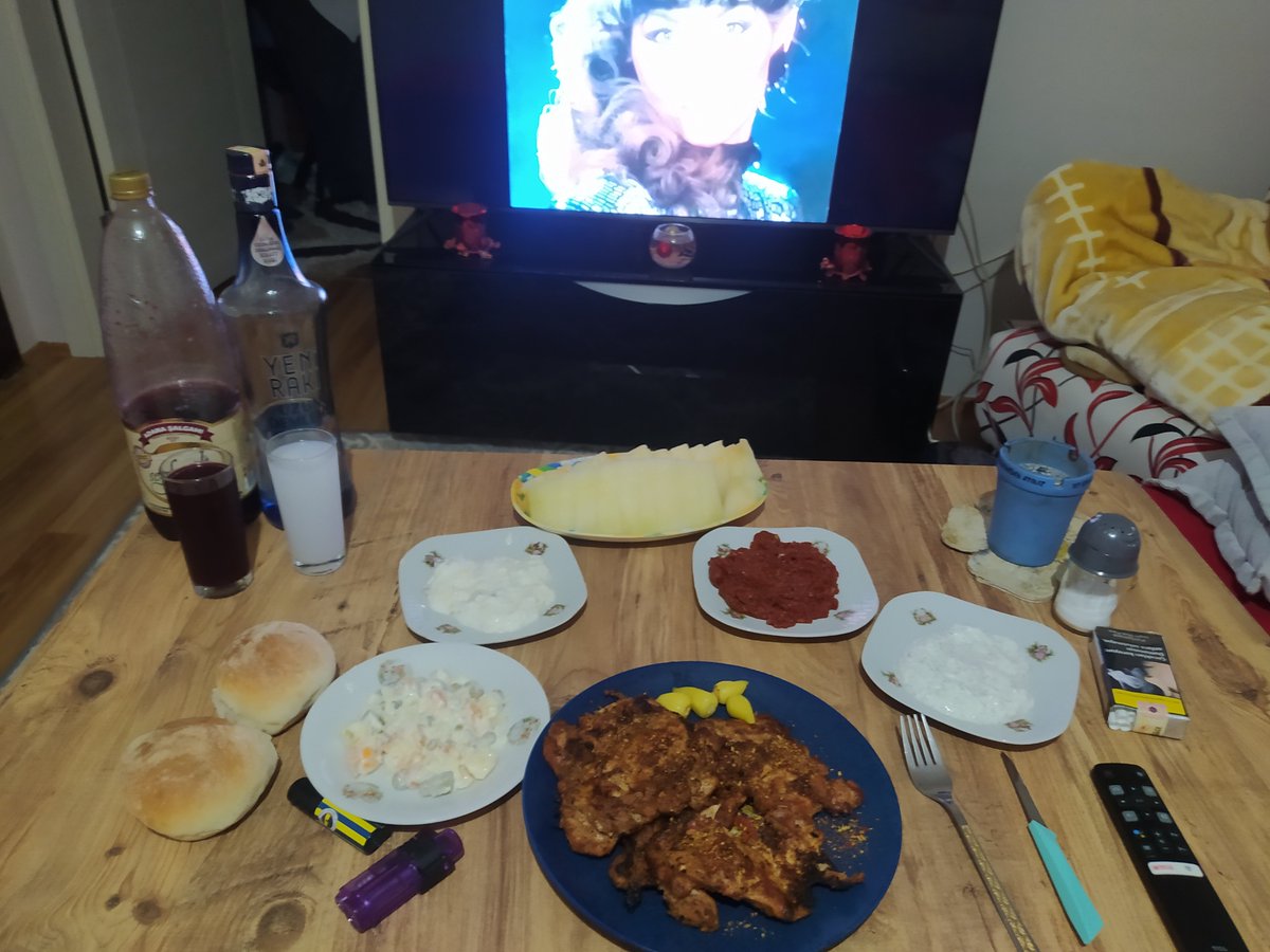Yoğun ve stresli geçen haftanın yorgunluğunu kutsal cumartesi günün de rakı klasiğinde keyiflelim eşlik etmek isteyen herkese kapım açık herşey gönlünüzce olsun...