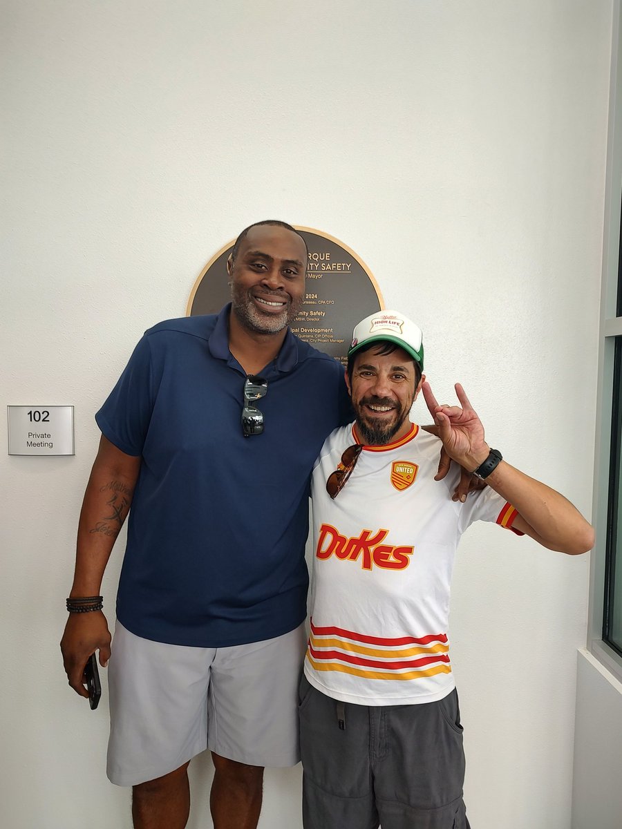 DividedRy's tweet image. Ran into the 🐐🐺 #4 @kennythomasnba at the grand opening of the new @cabqacs building!