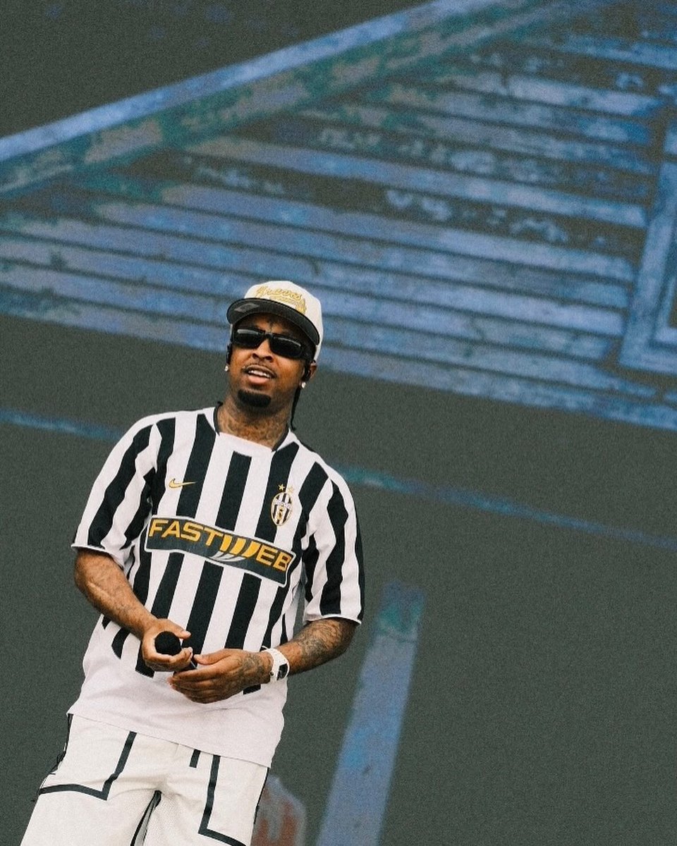 vsrsus's tweet photo. 21 Savage knows real shooters. https://t.co/xyNhv4Ou9M