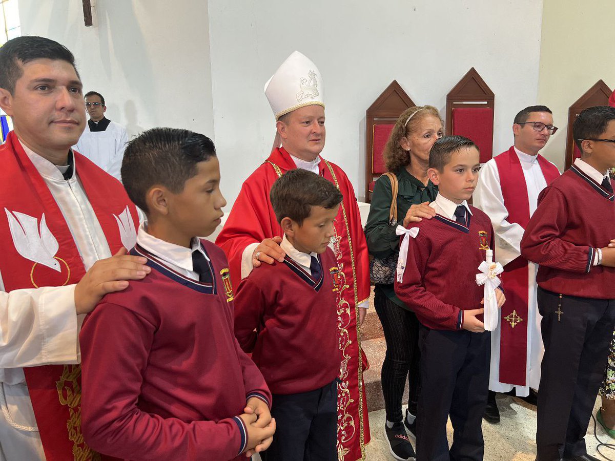 Imposición de Sotana, Confirmaciones y Primeras Comuniones en el Seminario de San Cristóbal.