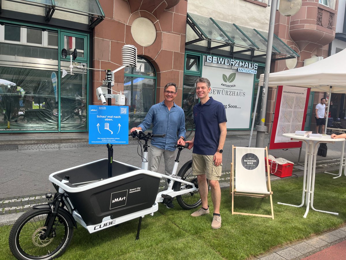 Bürgermeister Ralf Eisenhauer zu Besuch heute an unserem Stand bei #MonnemBike - hier zu sehen mit unserem Geschäftsführer <a href="/RobertCThomann/">Robert Thomann</a>. Mit dabei unser neues E-Lastenbike , mobiles Exponat und punktuell in Sachen Klimadatenerhebung unterwegs. Trotz Hitze ein super Event!