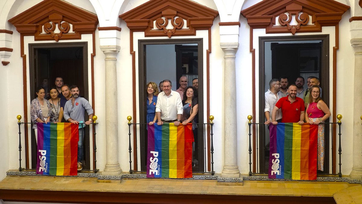 El líder de los socialistas andaluces recordó que en los últimos años han llenado pueblos y ciudades "de color, de orgullo al colectivo LGTBI" en pos de una "sociedad diversa" que "respeta al otro" a la "forma de vivir", a la "forma de entender", "de relacionarse".