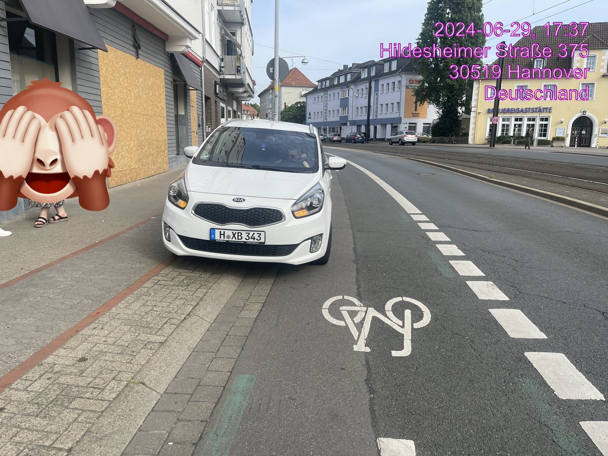 ICESonic6's tweet photo. Ist schon klar weswegen die unsichere Unterwürfigen. Radfahrende die RadverkehrsAnlage der #Veloroute08 im @fussverkehr_de fährt- Ohne echte Physikalische #ProtectionLine fehlt hier . -Schwerer Eingriff durch unmittelbare #AutogewaltBlockade @Polizei_H @hannover @SPDDoehren 1/2 https://t.co/kp0qFdb3ZU