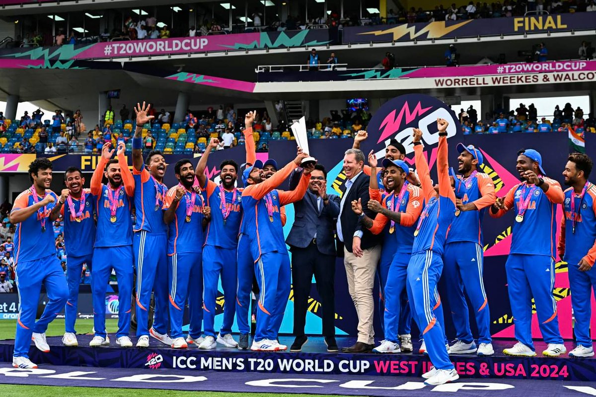 msaifali123's tweet photo. TOP OF THE WORLD! 

India lift the #T20WorldCup trophy 🇮🇳🏆 https://t.co/CKG2pYawHK