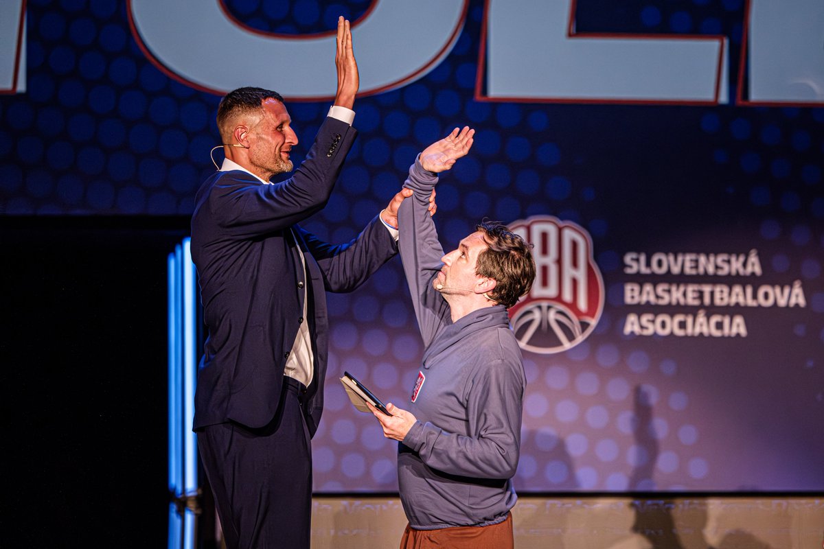 cz_basketball's tweet photo. Na improvizovaném hřišti v Obecním domě se při oslavách #stolet 🏀 osobně objevilo hned několik gratulantů - Jiří Zídek ml., Tomáš Satoranský, Eva Horáková Němcová, Karolína Kurková, Dana Klimešová, Richard Petruška, Jiří Welsch a Rado Rančík. #stotoleti #czbasketball https://t.co/wXFu26ZC2e