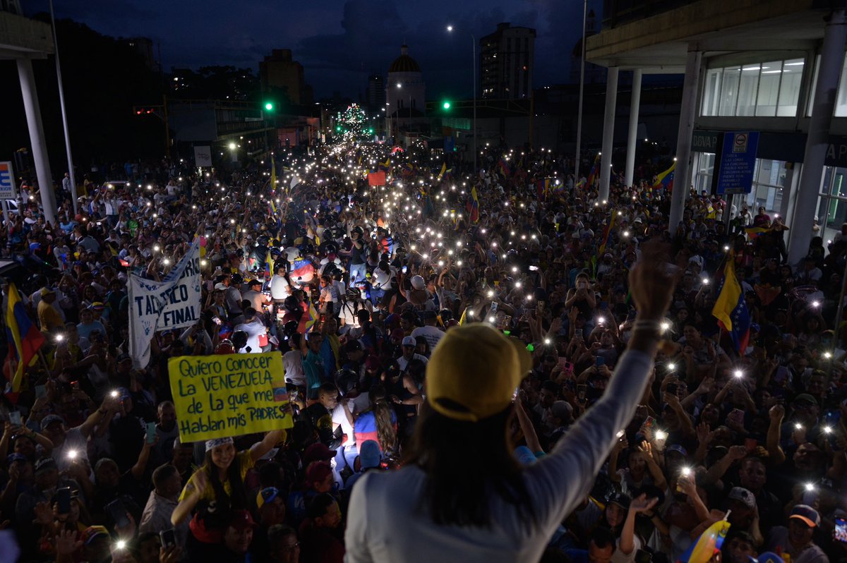 Gaby Oráa (@gabyoraa) on Twitter photo La líder opositora venezolana <a href="/MariaCorinaYA/">María Corina Machado</a> saluda a sus seguidores encima de un vehículo en la quinta avenida del estado de #Tachira, Venezuela 28 de junio de 2024.
REUTERS/Gaby Oraa La líder opositora venezolana <a href="/MariaCorinaYA/">María Corina Machado</a> saluda a sus seguidores encima de un vehículo en la quinta avenida del estado de #Tachira, Venezuela 28 de junio de 2024.
REUTERS/Gaby Oraa