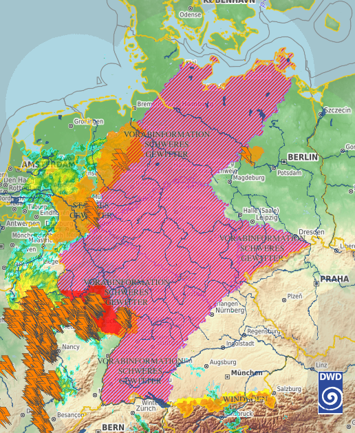 Nicht nur das Spiel #GERDEN läuft, auch die schweren Gewitter haben ihren Weg nach Deutschland gefunden. Bitte wachsam bleiben, Warnungen verfolgen und rechtzeitig Schutz suchen. Alle Warnungen: dwd.de/DE/wetter/warn… in der WarnWetterapp mit Push /V
