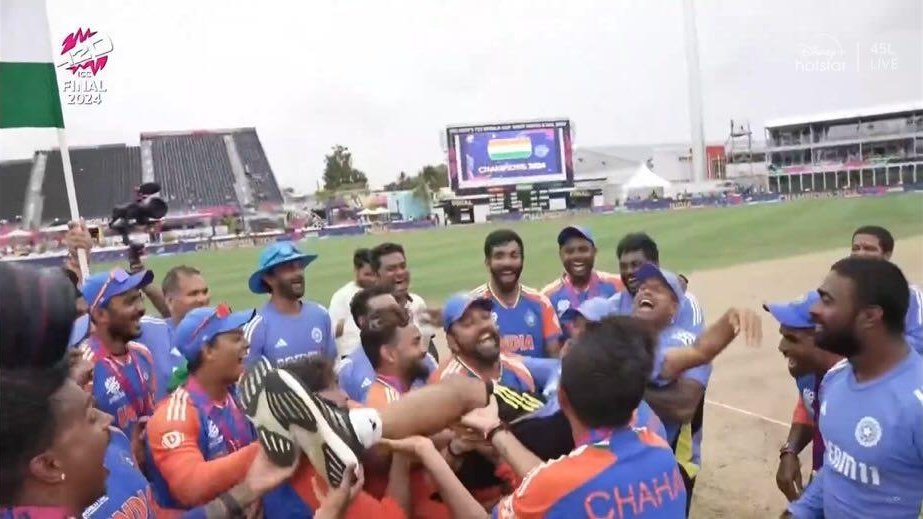 mufaddal_vohra's tweet photo. Virat Kohli and Rohit Sharma decided to give a happy send off to Rahul Dravid. 🥹❤️ https://t.co/BW0SV56Doz